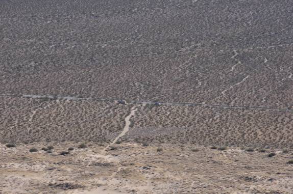 No meio do deserto, minúscula, a Fiona nos espera! (em Mojave, na Califórnia, nos Estados Unidos